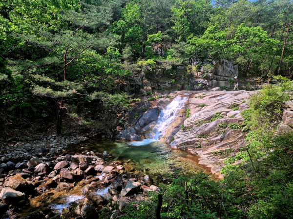계곡의 작은 폭포와 에메랄드빛 물웅덩이