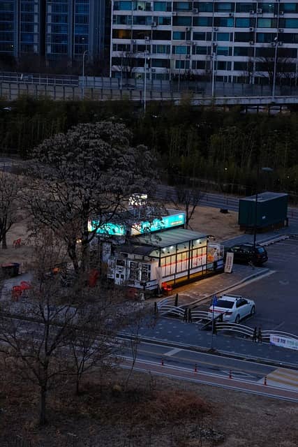 편의점에서 술과 컵라면을 동시에 먹는 문화의 충격: 외국인이 경험한 한국의 진짜 일상