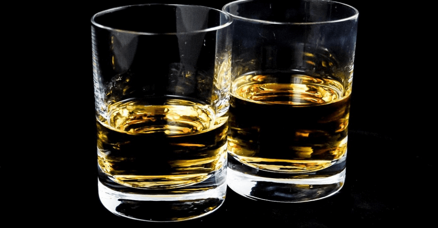 혓바늘이 돋는 이유로 알코올이 컵 두 개에 담겨 있다