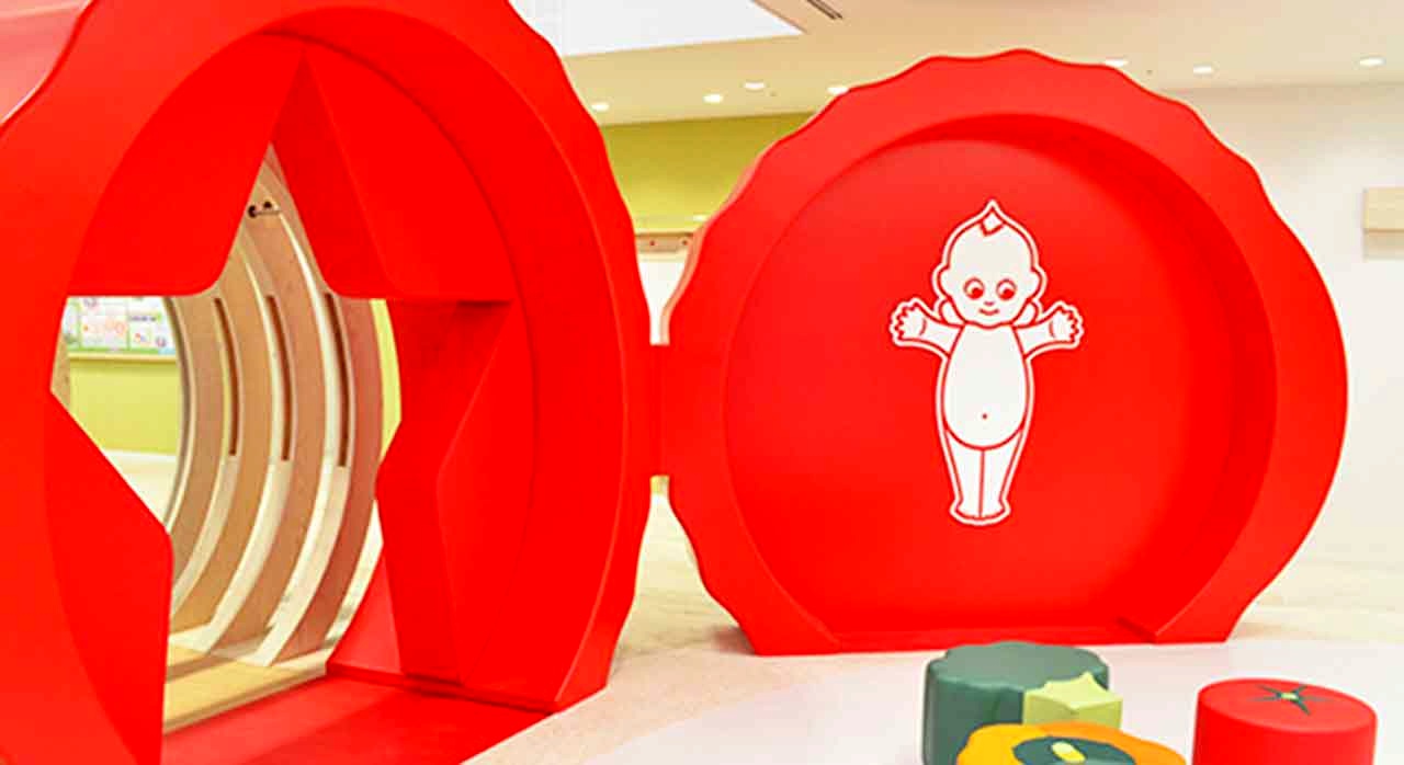 큐피 마요네즈 병과 마스코트 캐릭터가 보이는 샐러드 홀의 모습이다. [ⓒ큐피 공식 홈페이지]