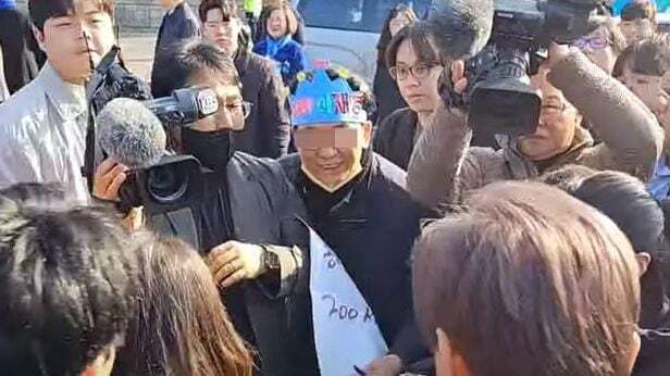 왕관쓴 사람이 가해자