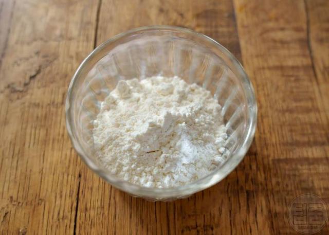 바닥에 기름 쏟았을때 기름제거 녹말가루