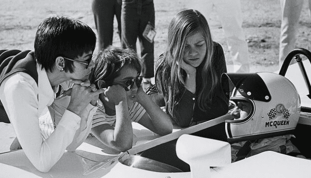 스티브-맥퀸-더-맨-앤-르망-레이서-촬영-도중