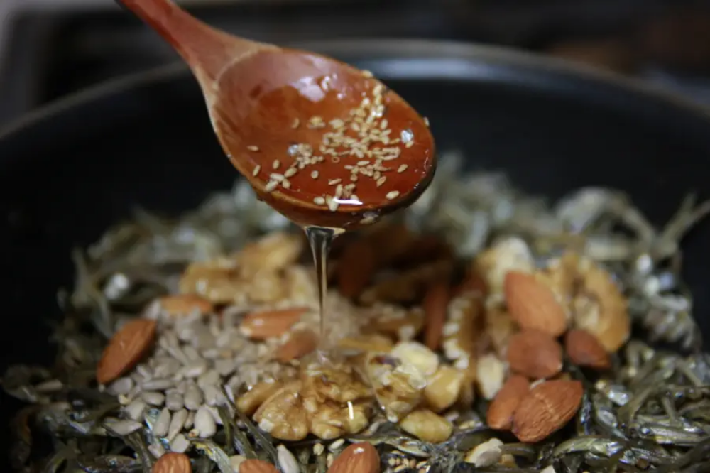 물엿 넣는 모습