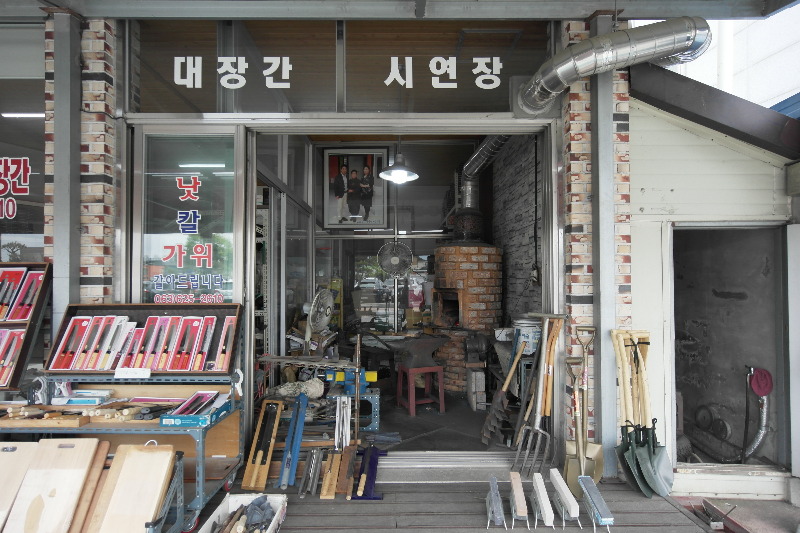 대장간 시연장 앞에는 판매용 칼들이 진열되어 있다.