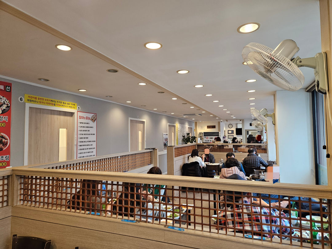 유정장어 매장 내부