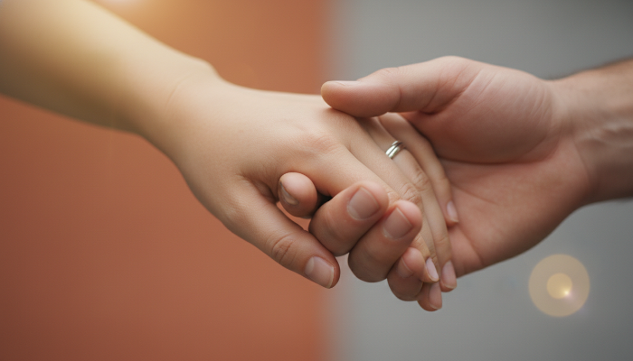 두 사람의 손이 부드럽게 맞잡고 있는 모습. 깊은 유대감과 편안함, '이 사람이다'라는 확신을 표현합니다.