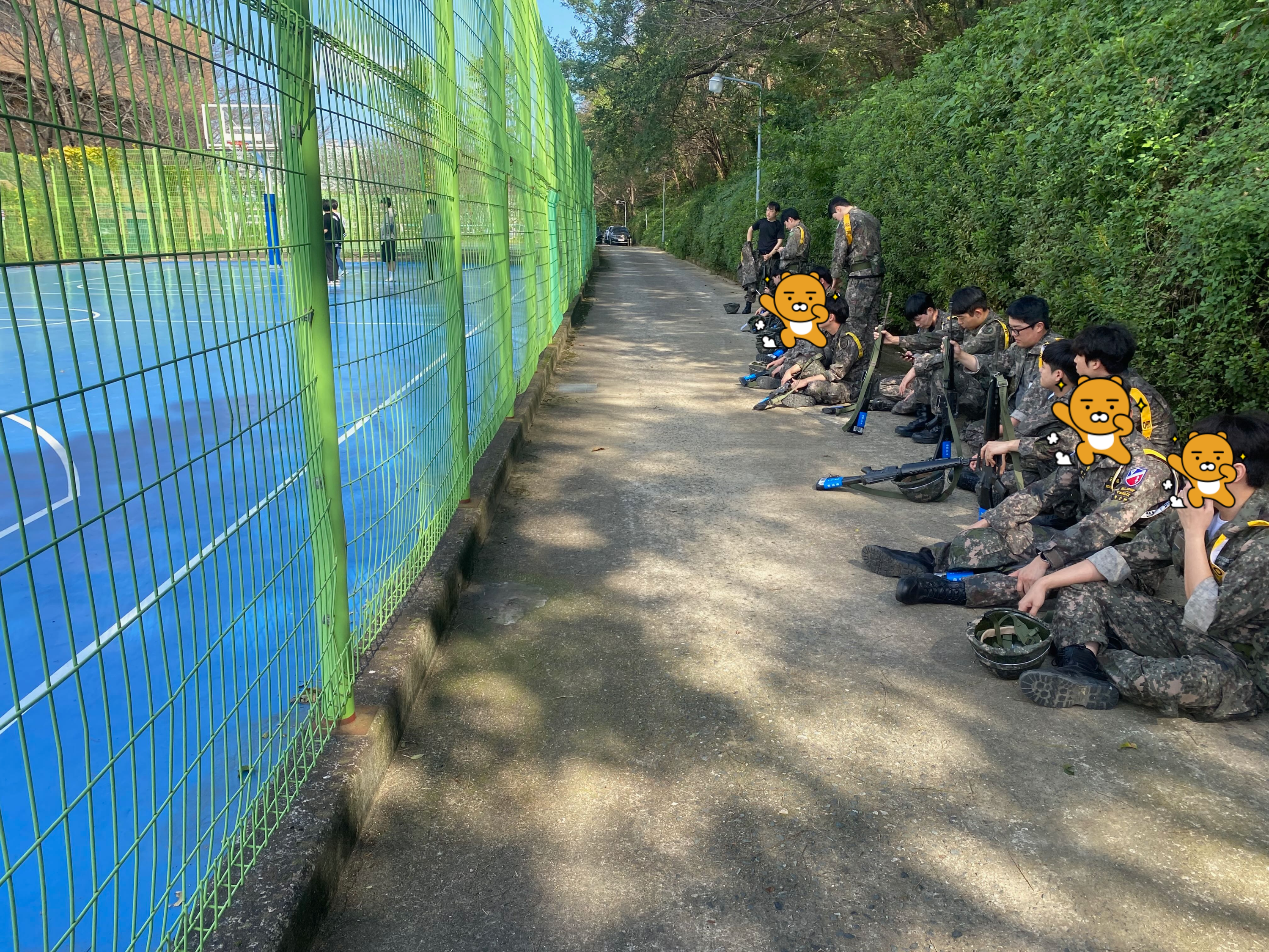 휴식 중인 예비군들