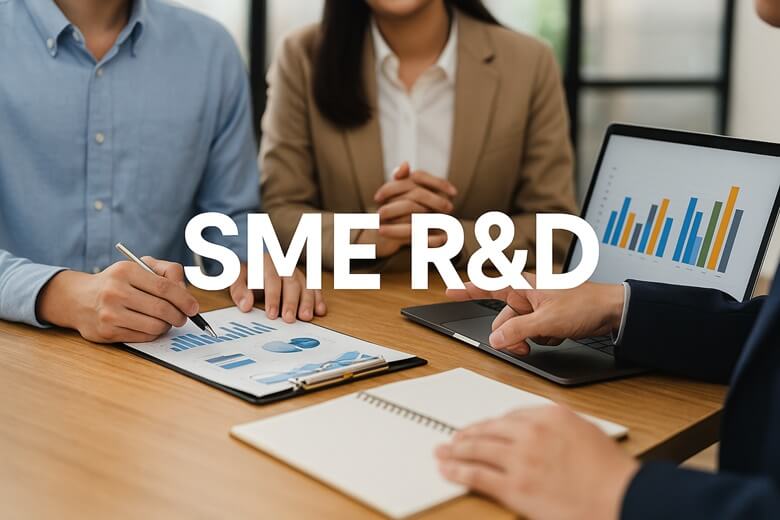 SME R&D 전략 회의 중 데이터를 검토하는 전문가들