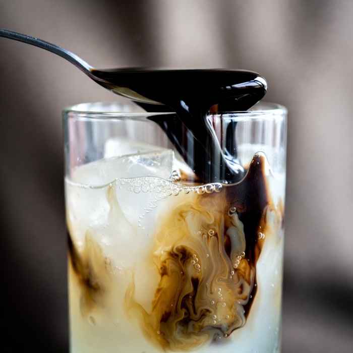 진저비어 위로 다크 럼이 폭풍우 구름처럼 퍼져나가는 레이어링 과정