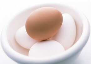 하얀-그릇에-삶은-달걀이-놓여-있는-사진-4개-중-하나는-껍질을-까지-않았다