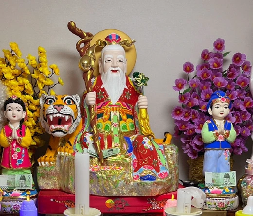 지팡이를 든 산신할아버지와 무궁화 꽃병