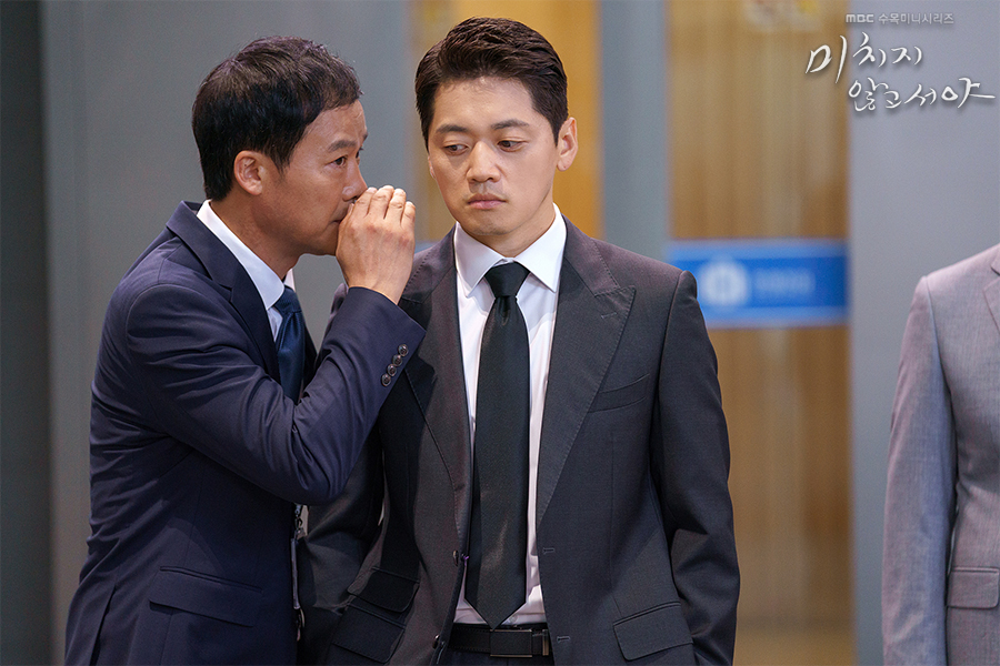 정장을 입은 남성의 귓속말을 듣는 한세권 역 이상엽