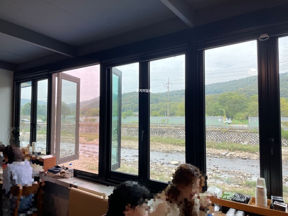 용인 고기리 생선구이 맛집 산으로간고등어 - 창가 좌석