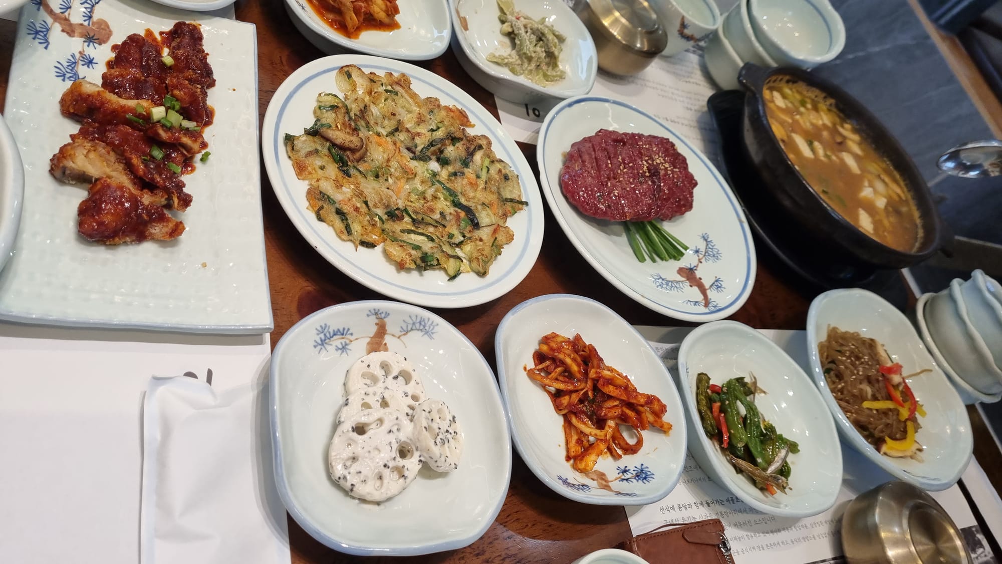 이화동산 한상의 음식을 보여주는 또다른 이미지입니다.