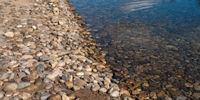 청령포 하안단구 지형의 둥근 자갈과 돌탑 풍경