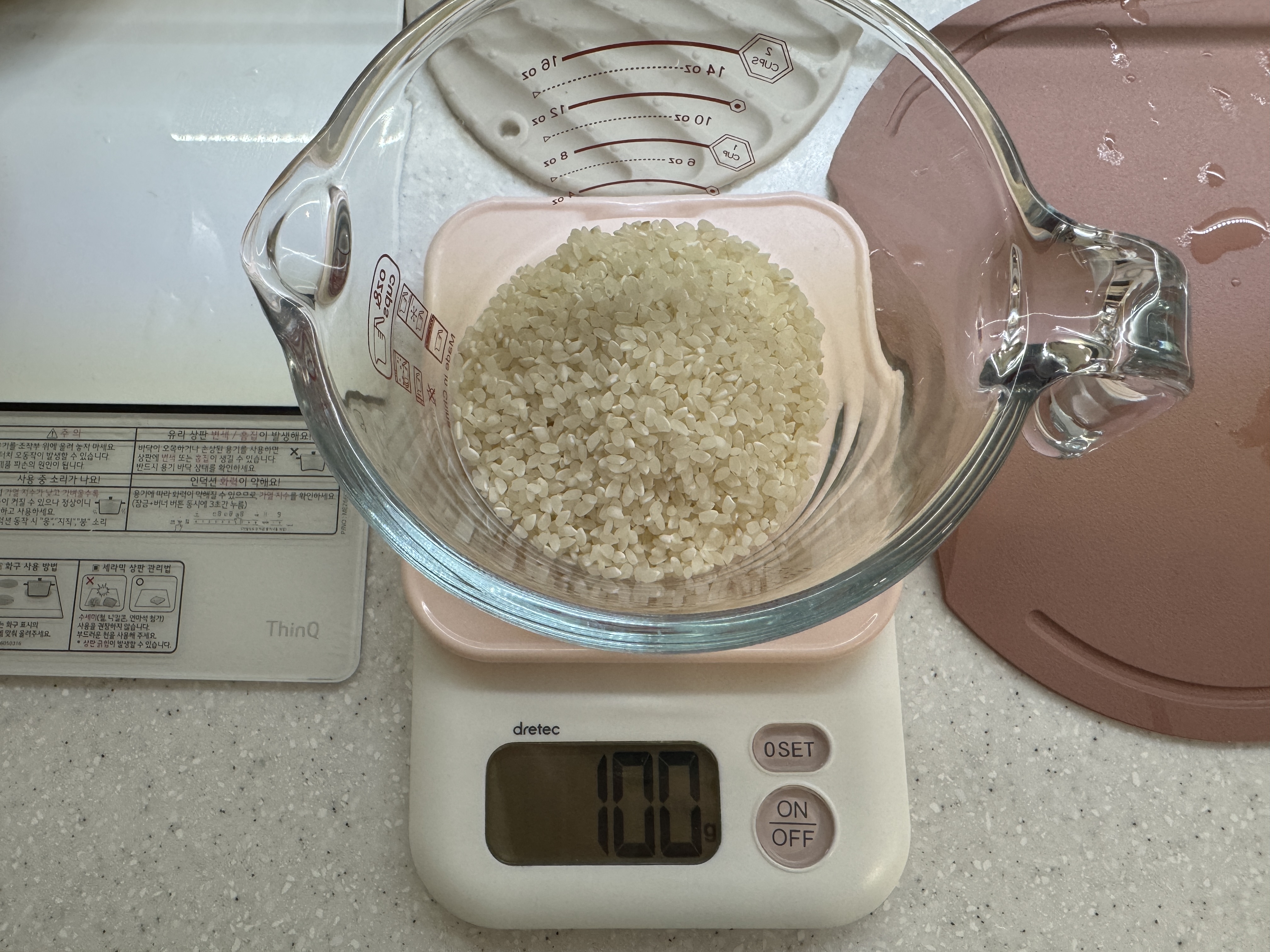 쌀 100g을 계량한 사진