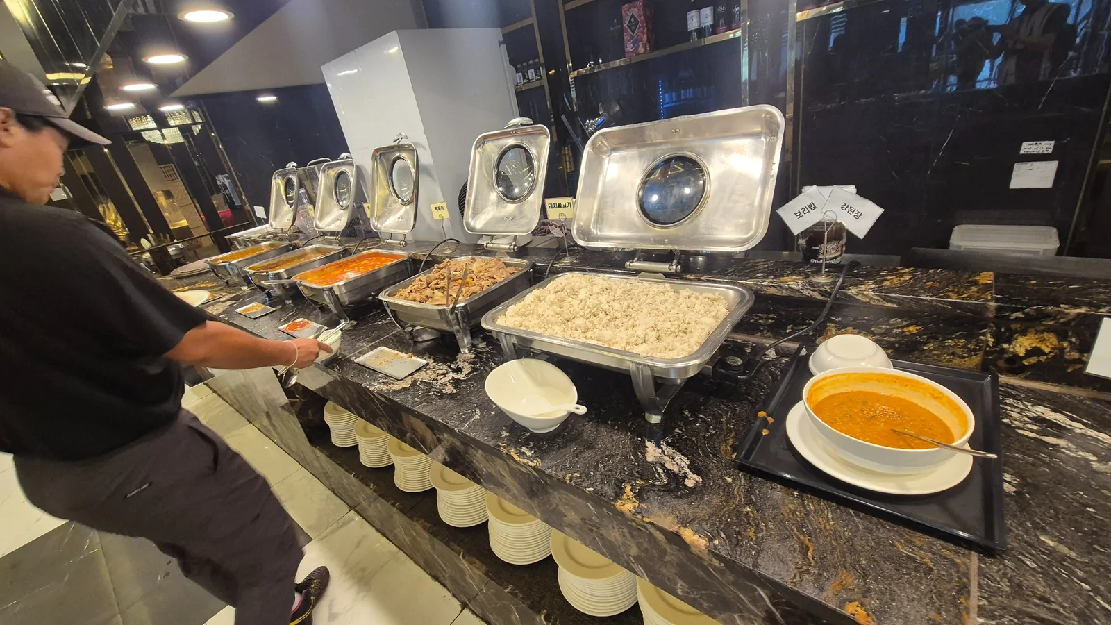 뷔페 라인 전경 &ndash; 다양한 한식 위주의 식사