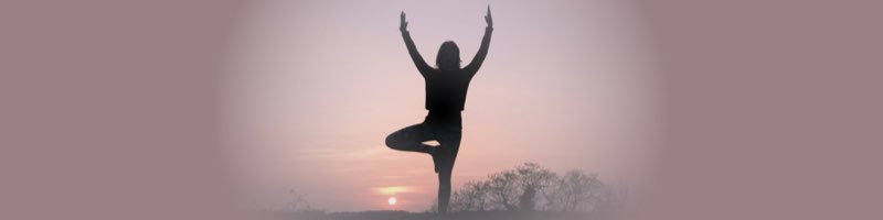 석양에 균형을 잡는 훈련을 하고 있는 여성의 실루엣, 스본스도의 기저면, 중력중심, 균형의 의미를 담고있다