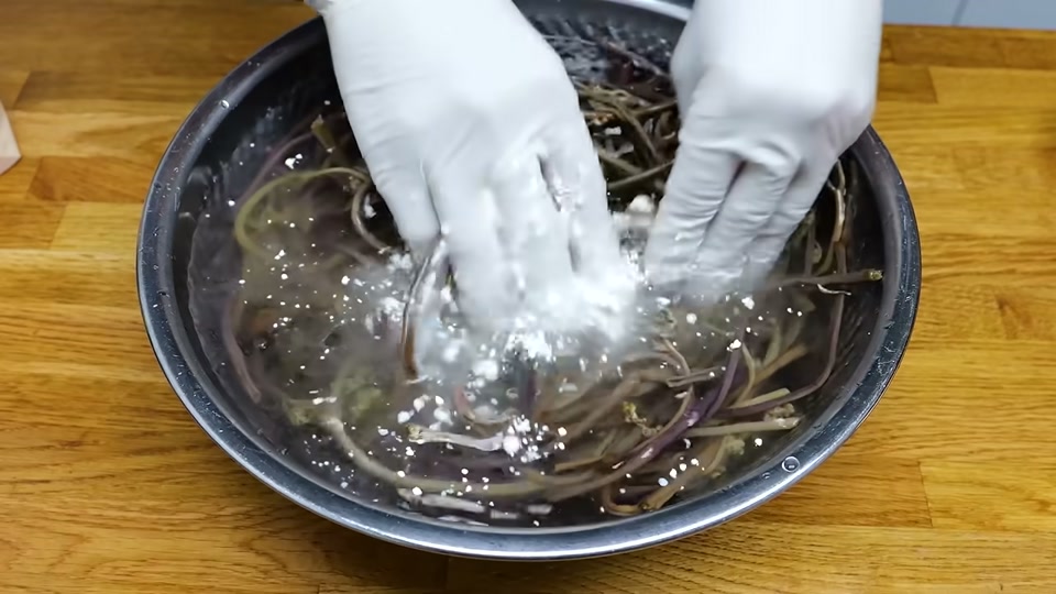 밀가루를 넣고 조물조물 무치는 고사리