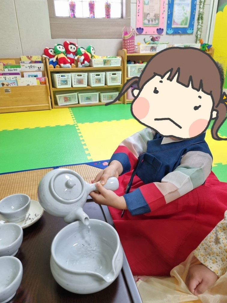 다도 체험을 하는 아이