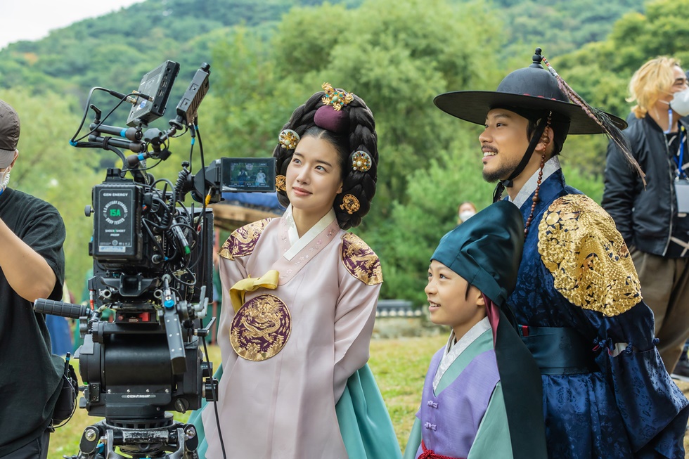 좌측부터 세자빈 강씨(조윤서), 원자(이주원), 소현세자(김성철) 출처 롯데시네마 홈페이지