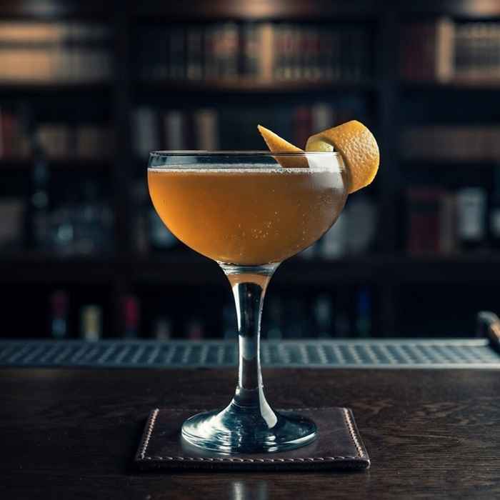 오렌지 필 장식과 중후한 호박색이 매력적인 티퍼러리 칵테일 완성 사진