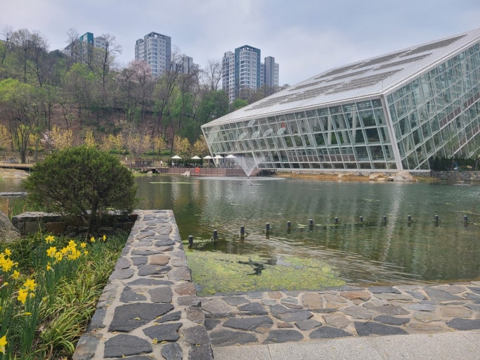 영흥수목원 유리온실 외부 풍경 – 자연과 조화를 이룬 식물 전시 공간