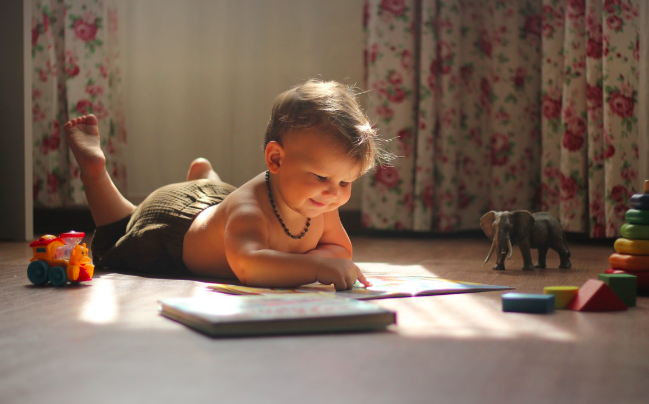 똑똑한 아기, 책과 함께 자란다! 책육아의 중요성과 실천법