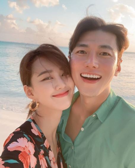 배우 지소연 송재희 부부 커플 화보 &ndash; 사랑스러운 신혼 분위기