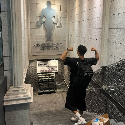 골드짐 삿포로 지점 앞에 서있는 남자사진