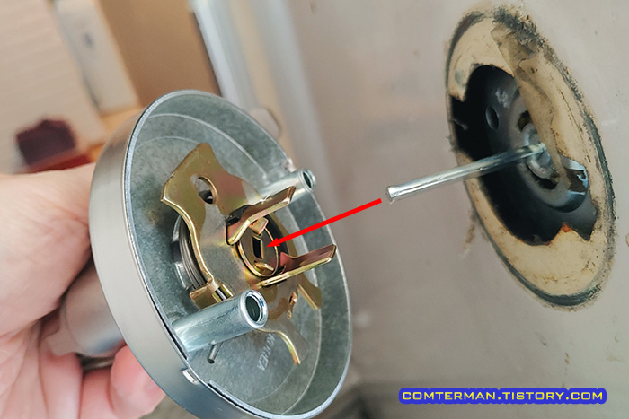 현관문 안쪽 손잡이 뭉치 결합 방법