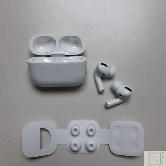 에어팟프로 구성품이 진열되어 있습니다.