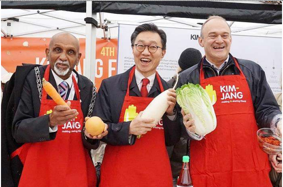 행사에-참여한-인사가-나란히-배추와-무를-들고-있는-2022년-제4회 김장-페스티벌-기념-사진