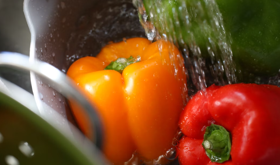 파프리카 물이 씻는 사진