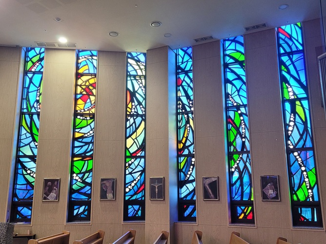 위 사진은 서울 항동성당 안에 있는 스테인드글라스와 십자가의 길 사진입니다. 유리화는 "생명"을 표현하였다고 합니다.