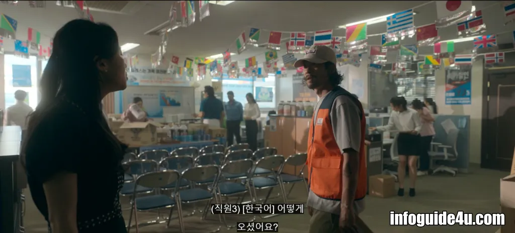 사무실에서 여직원에게 질문을 하는 프랭크