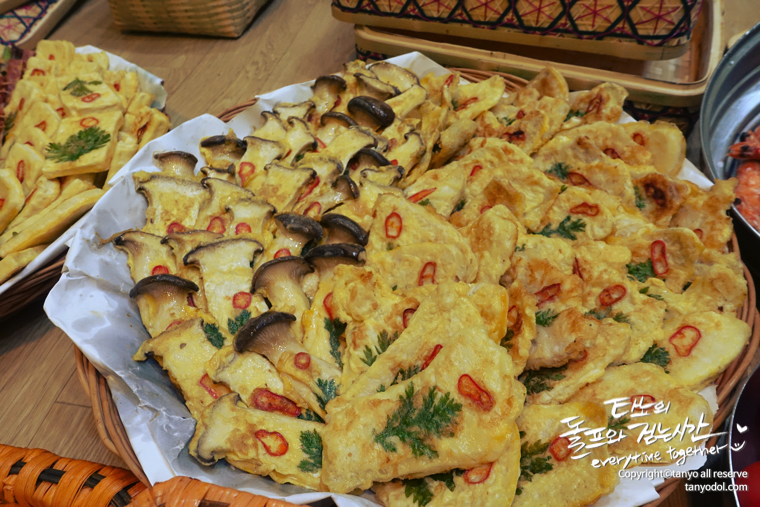 타뇨의셀프웨딩 타뇨 돌프 타뇨의돌프와걷는시간 부케 부토니에 목화부케 겨울부케 겨울결혼식 결혼식 한복드레스 한복 웨딩드레스 한복웨딩드레스 웨딩족두리 셀프웨딩 결혼준비 셀프웨딩메이크업 셀프웨딩헤어 웨딩브로치 면사포 쪽머리 다음블로거 구글애드센스 구글블로거 티스토리 파워블로그 이바지음식 답바지음식 전굽기 예쁜전 모듬전 자매전집 고기산적꼬치 깻잎완자전 표고완자전 버섯전 호박완자전 셀프이바지음식