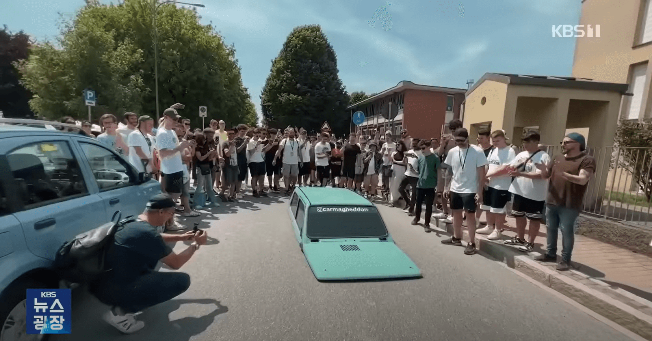 유투버들이 만든 세상에서 가장 낮은 자동차 썸네일