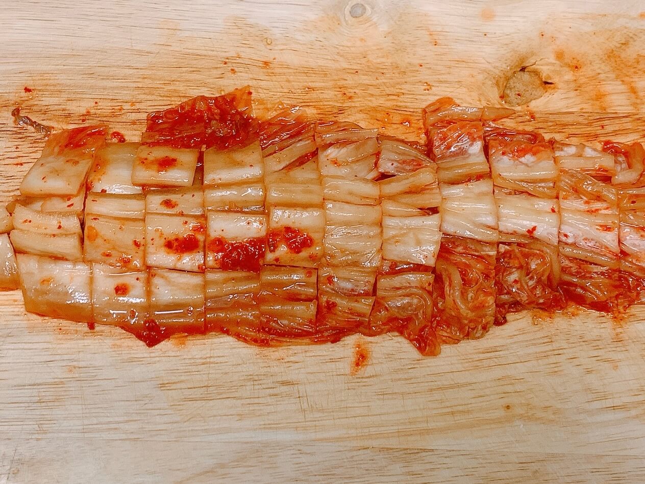 김치를 썰음