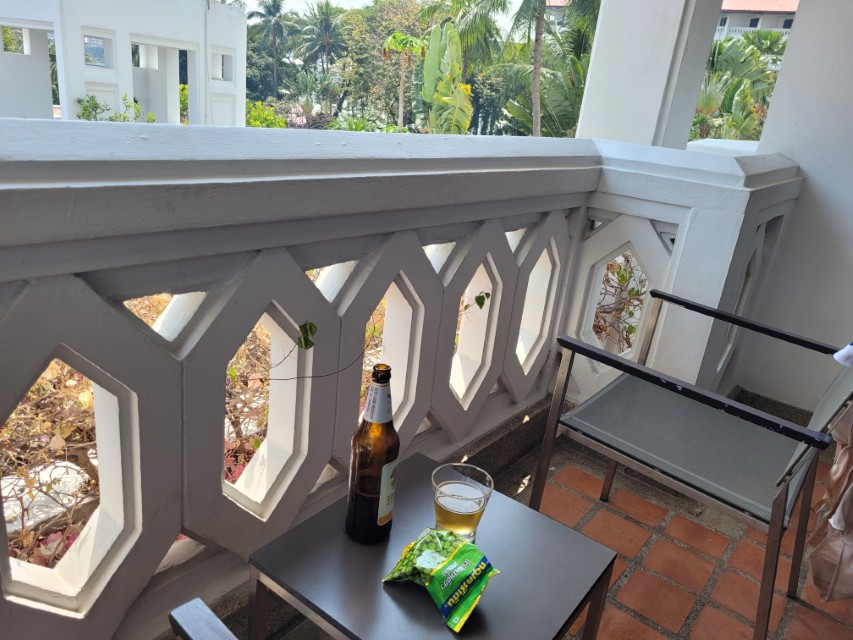 발코니에서 맥주와 휴식