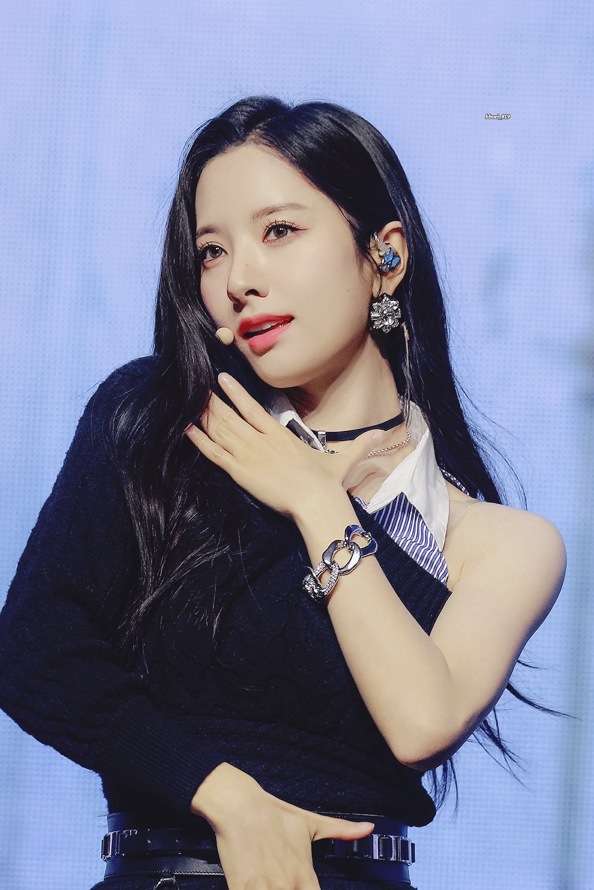 하프 오프 숄더 홀터넥 의상으로 섹시하게