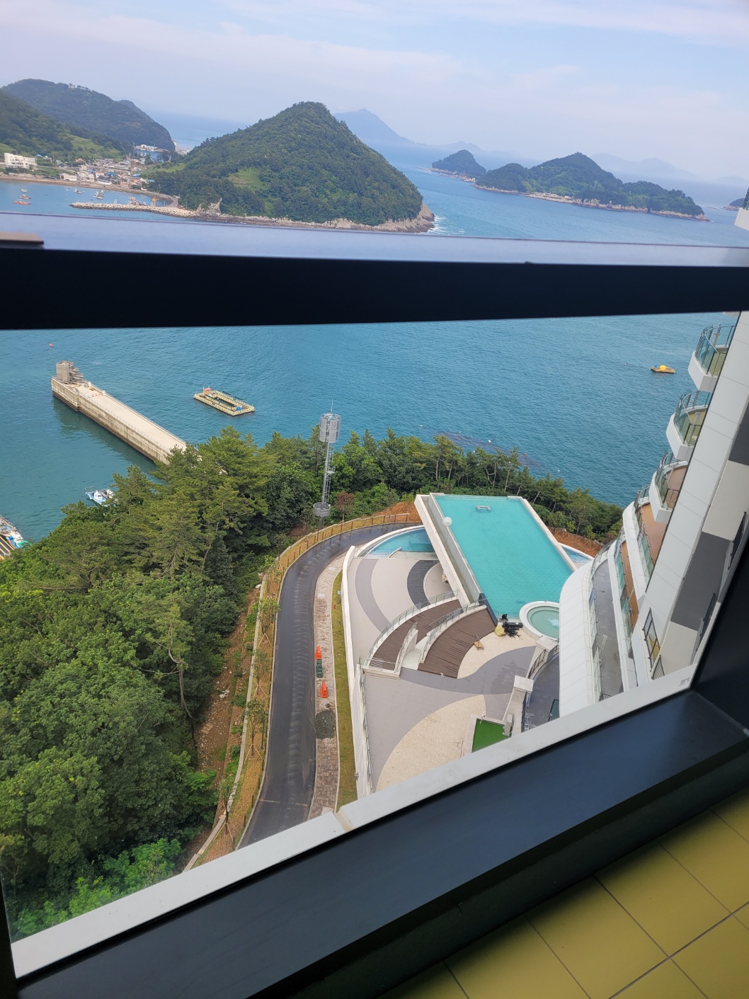 창밖으로 보이는 인피니트풀