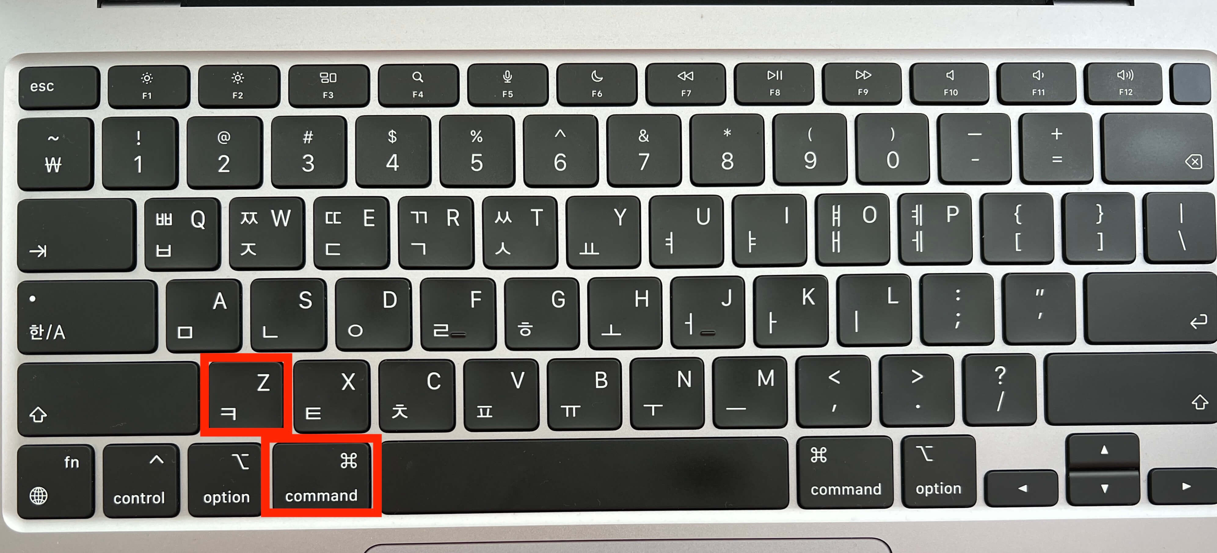 맥북-키보드에서-실행-취소-단축키를-빨간색으로-강조한-모습