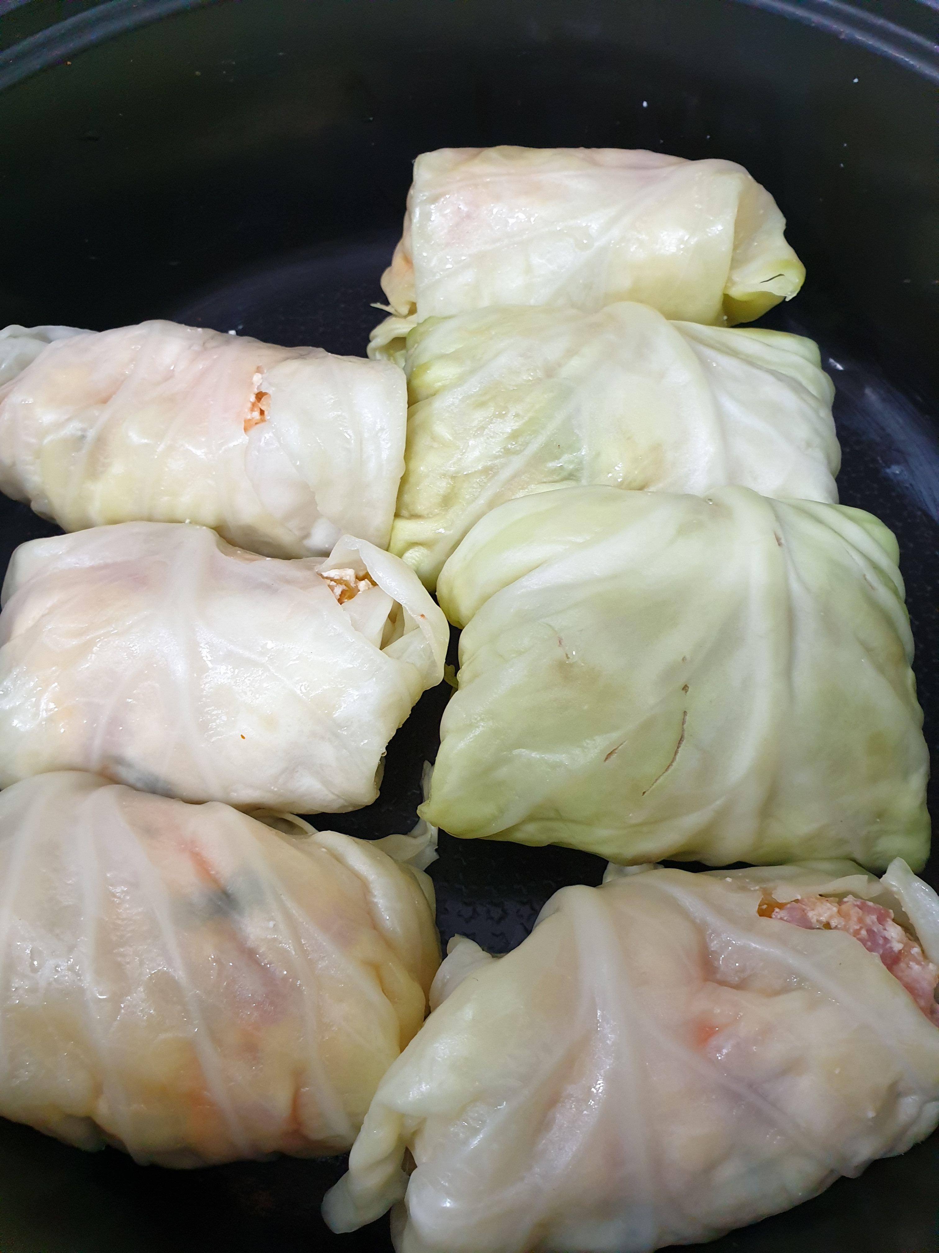 냄비에 세팅된 양배추