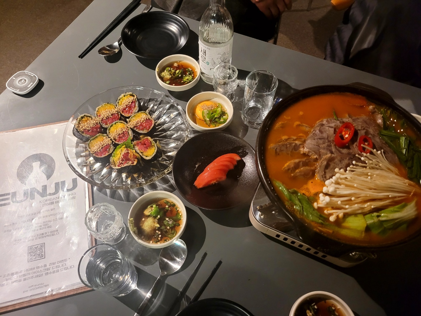 시그니처 메뉴와 같이 차려진 기본 상차림