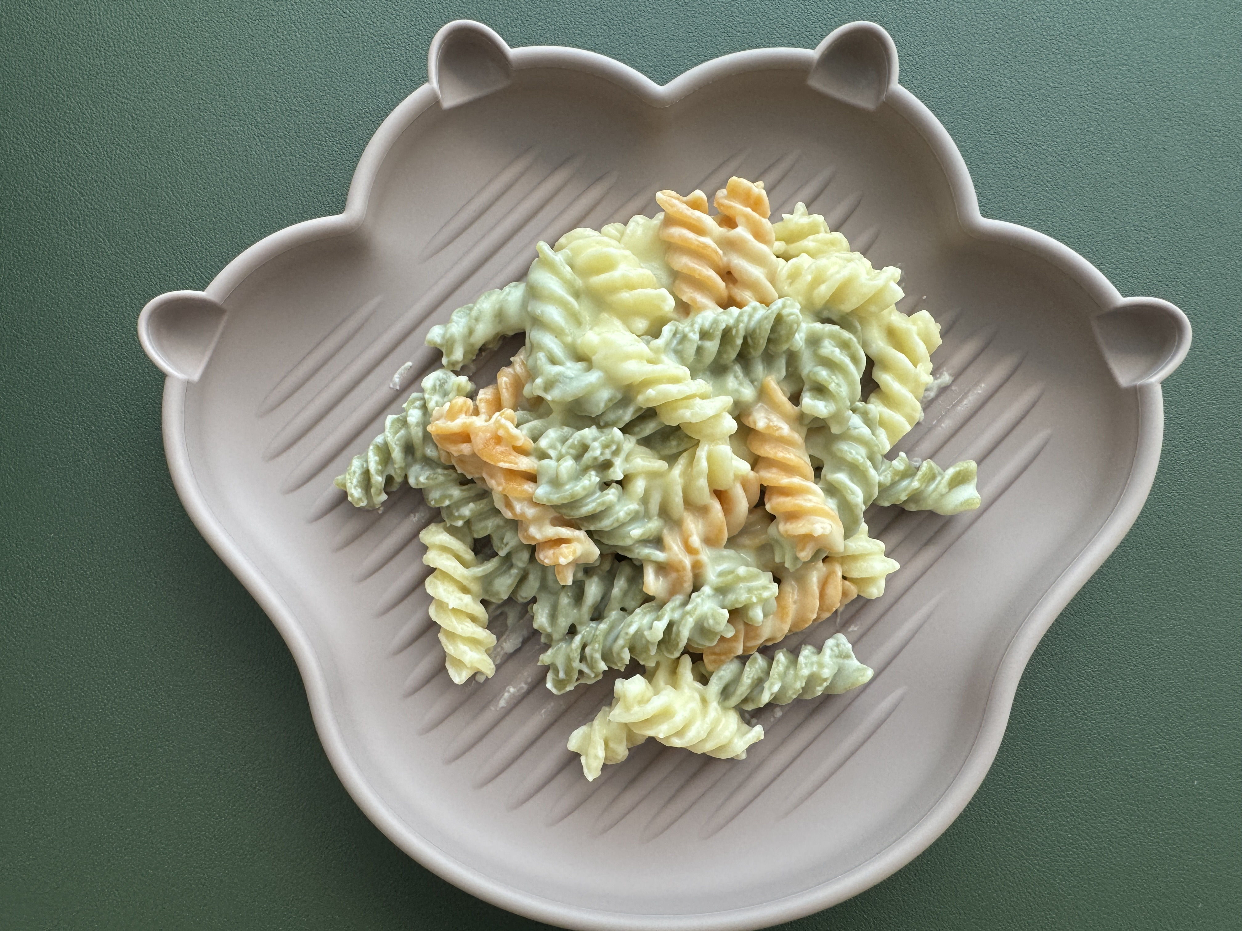 분유, 감자, 고구마, 치즈로 만든 아기용 푸실리 파스타 완성 모습