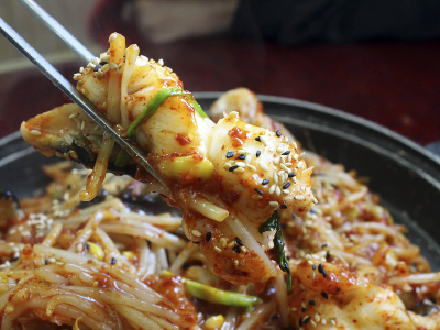 아구찜을 젓가락으로 들고 있기