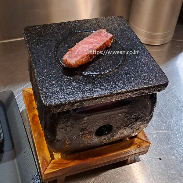 화로에 고기가 놓여있어요.