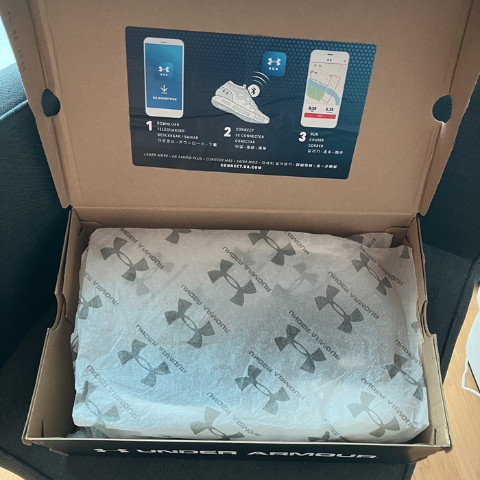 언더아머 플로우 벨로시티 윈드 2 러닝화 박스 내부&amp;#44; 블루투스 연동 안내문과 로고 인쇄 포장지로 감싼 신발